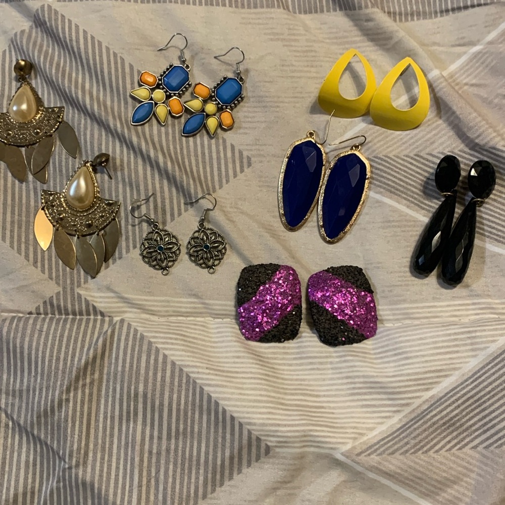 Lot of 8 pairs of earrings.